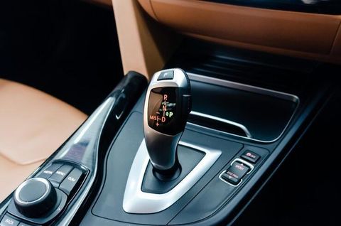 Electric Car Accessories Guide: Charging Equipment, Interior Gadgets, Safety Tools and Essential Features