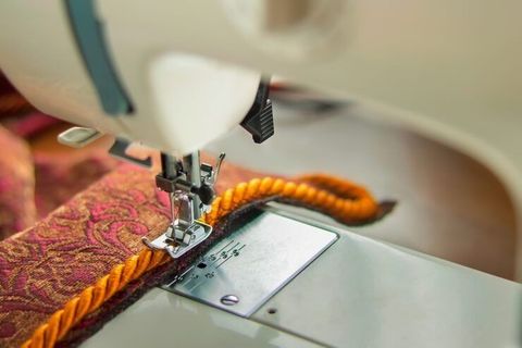Lace Making Machines Details: Designs, Needles, Threads, Controls and Manufacturing Processes