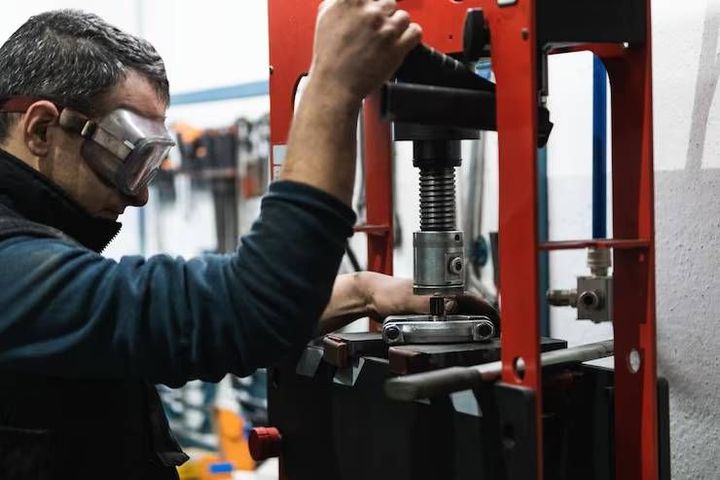 Hydraulic Press Explained: Types, Components, Working Principles, Applications and Benefits